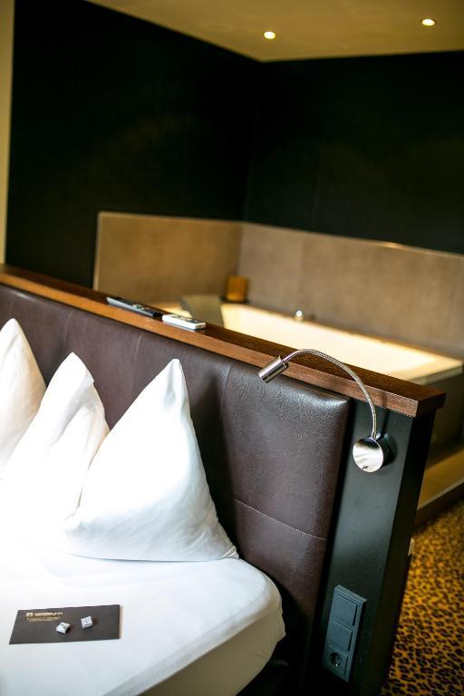 Hotel Seebrunn Am Wallersee เฮนน์ดอร์ฟ อัม วัลลาร์ซี ภายนอก รูปภาพ